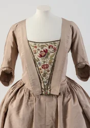 Stomacher brodé de fils de soie rouge et bleu, 1740s